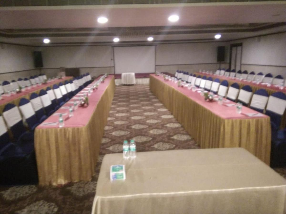 The Fern Residency Rajkot Hotel Exterior foto