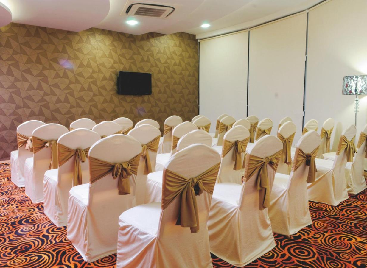 The Fern Residency Rajkot Hotel Exterior foto