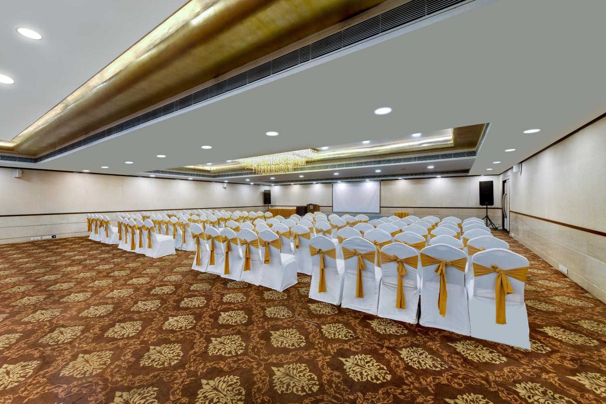 The Fern Residency Rajkot Hotel Exterior foto