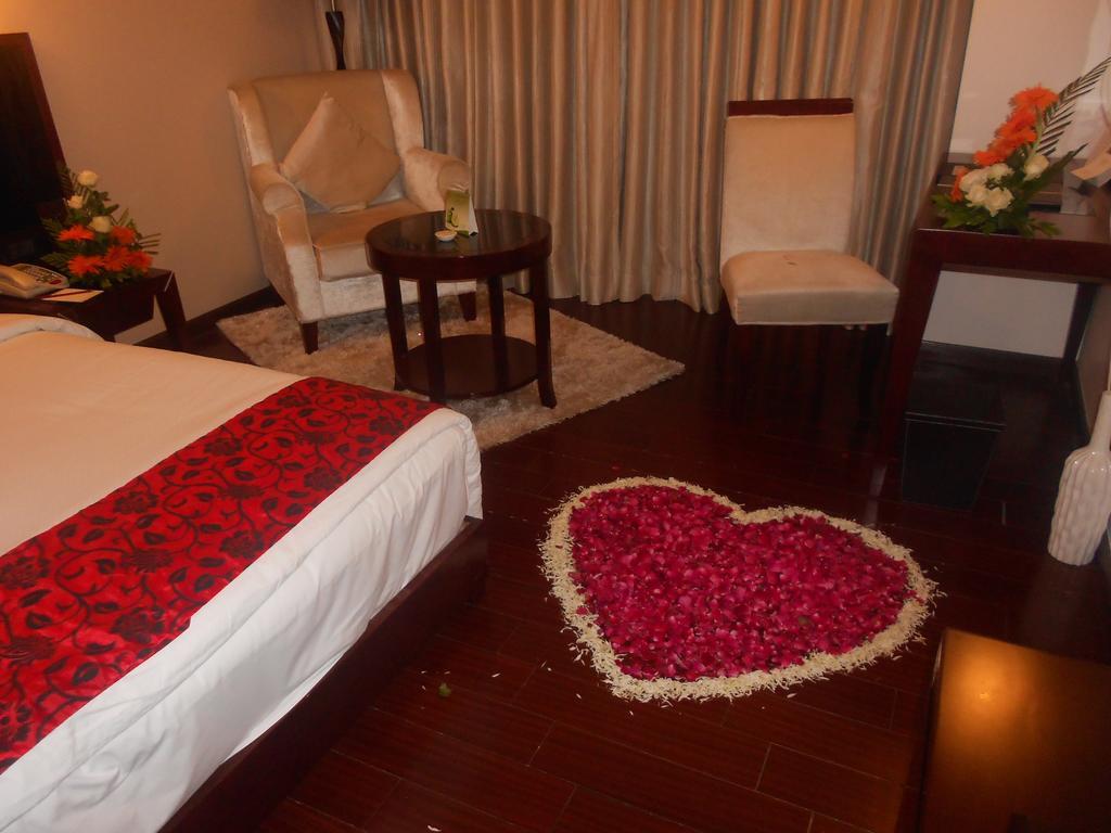 The Fern Residency Rajkot Hotel Exterior foto
